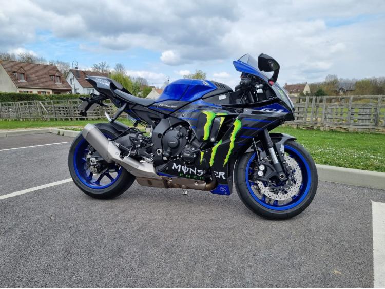 YAMAHA YZF 1000 R1