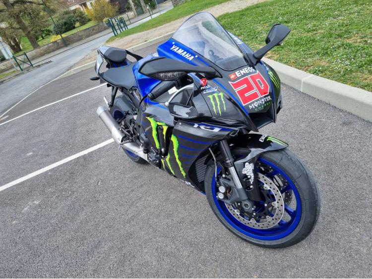 YAMAHA YZF 1000 R1