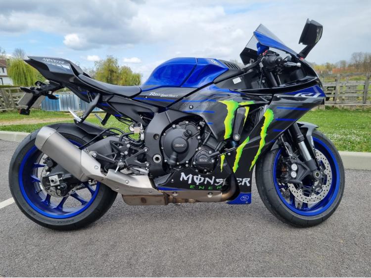 YAMAHA YZF 1000 R1